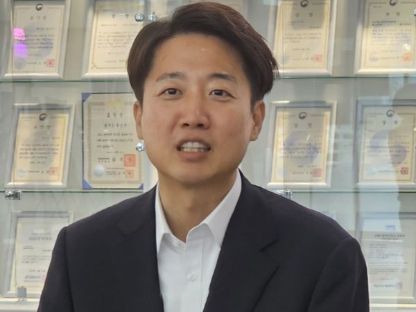 이준석 개혁신당 의원이 홍준표 전 대구시장과의 면담 의사를 피력했다. 사진은 이준석 의원이 지난 16일 용인시청 1층 로비에서 브리핑을 갖고 용인시청을 방문한 이유와 정치현안 등에 대해 발언을 하고 있는 모습. /사진=뉴스1