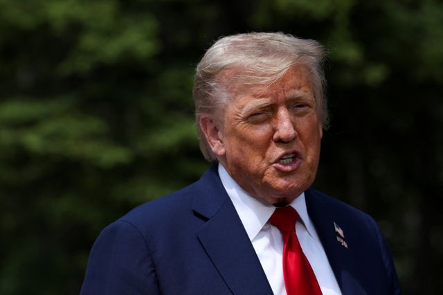 도널드 트럼프 미국 대통령이 이란 국민들을 향해 수도 테헤란에서 즉시 대피하라는 메시지를 전했다. 사진은 트럼프 대통령이 지난 16일(현지시각) 캐나다 앨버타주 캐내내스키스에서 열린 G7 정상회의에서 기자들과 대화를 나누는 모습. /사진=로이터