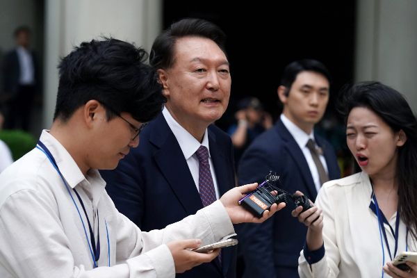 윤석열 전 대통령 측이 오는 19일로 예정된 경찰의 3차 소환 통보에도 불응할 방침이다. 사진은 윤석열 전 대통령이 내란 우두머리 혐의·직권남용 권리행사 방해 혐의 사건 7차 공판을 마친 뒤 법원을 나서는 모습. /사진=뉴스1