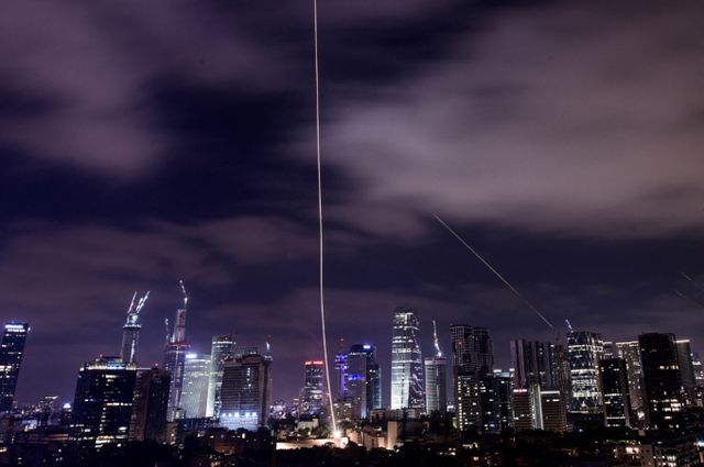 중동국가 이스라엘과 이란간의 무력충돌이 5일째를 이어가고 있다. 사진은 지난 15일(현지시각) 이란에서 발사된 미사일이 이스라엘 텔아비브에 떨어지는 모습. /사진=로이터