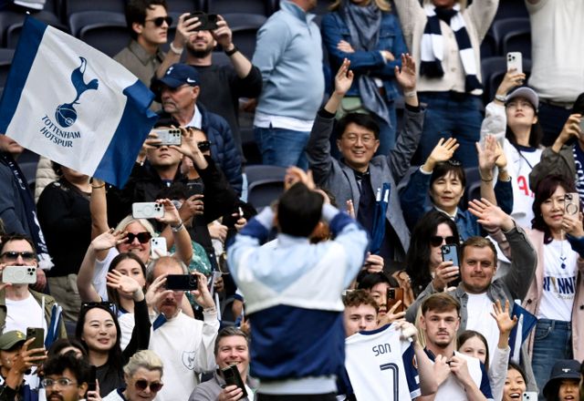 토트넘 홋스퍼 전문 기자가 손흥민이 팀을 떠날지도 모른다고 주장했다. 사진은 2024-25시즌 유럽축구연맹(UEFA) 유로파리그 우승을 차지한 손흥민을 향해 환호하는 관중들의 모습. /사진=로이터