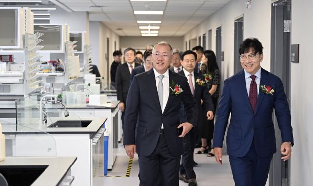 정몽구 현대차그룹 명예회장의 사재가 기부된 고려대학교 메디사이언스파크 '정몽구 미래의학관'이 준공됐다. 사진은 정의선(왼쪽) 현대차그룹 회장과 김재호(오른쪽) 고려중앙학원 이사장 등 참석자들이 정몽구 미래의학관의 백신 개발 연구 시설을 둘러보던 모습. /사진=현대차그룹