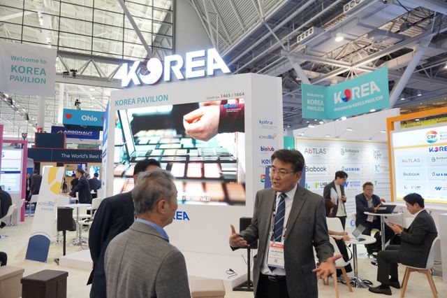 오승록 노원구청장이 미국 보스턴에서 진행 중인 바이오USA에 참석해 S-DBC(서울 디지털바이오시티) 기업 유치에 나섰다. 사진은 바이오USA 전시장에서 기업관계자 등과 S-DBC 사업추진 관련 얘기를 나누는 오 구청장(오른쪽). /사진=노원구