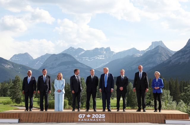 중동국가 이스라엘과 이란간의 무력충돌이 5일째를 이어가고 있다. 도널드 트럼프 미국 대통령을 포함한 G7 인사들이 16일(현지시각) 캐나다 앨버타주 카나스카이스에서 열린 G7 정상회의에서 기념 사진을 찍고 있는 모습. /사진=로이터