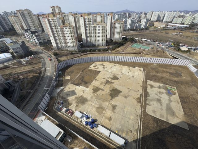 기업들이 수도권에 몰리는 데에는 나름의 이유가 있는데 한국데이터센터연합회에 따르면 데이터센터가 수도권에서 100km 이상 떨어질 경우 통신회선 요금만 연간 50억원 이상 증가하는 것으로 나타났다.사진은 지난 3월3일 경기 김포시 구래동에 위치한 디지털리얼티의 '디지털 서울 2(ICN11)' 데이터센터 건설현장 전경. /사진=머니투데이