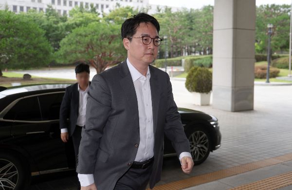 박은정 조국혁신당 의원이 비화폰을 이용한 심우정 검찰총장 수사를 요구했다. 사진은 심우정 검찰총장이 서울 서초구 대검찰청으로 출근하는 모습. /사진=뉴시스