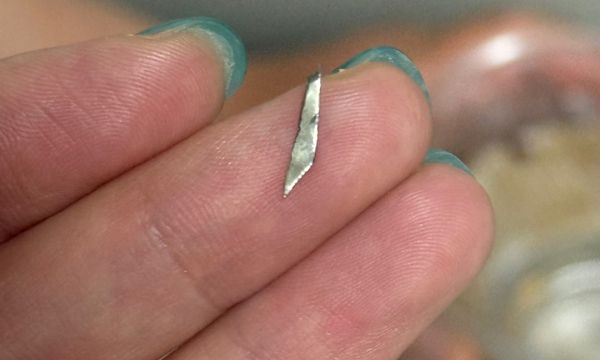 유명 프랜차이즈 커피 브랜드에서 판매하는 음료에서 알루미늄 조각이 나왔다는 주장이 전해졌다. 사진은 글쓴이가 주장한 음료에서 나온 알루미늄 조각. /사진=온라인 커뮤니티 캡처