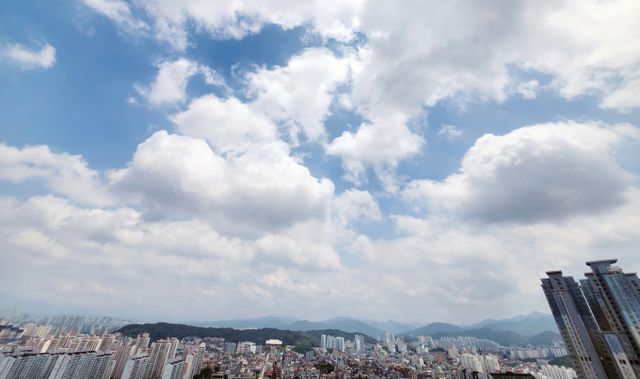 18일 전국이 맑고 낮 최고 기온이 33도까지 오르는 무더위가 예상된다. 사진은 지난 16일 전북 전주시 하늘의 모습. /사진=뉴스1