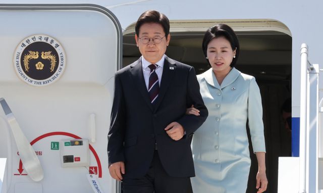 대통령실이 이재명 대통령과 도널드 트럼프 미국 대통령이 주요 7개국(G7) 정상회의에 회담 상황을 확인 중이라고 밝혔다. 사진은 이 대통령(왼쪽)이 지난 16일(현지시각) 캐나다 앨버타주 캘거리국제공항에 도착해 김혜경 여사와 공군 1호기에서 내리는 모습. /사진=뉴시스