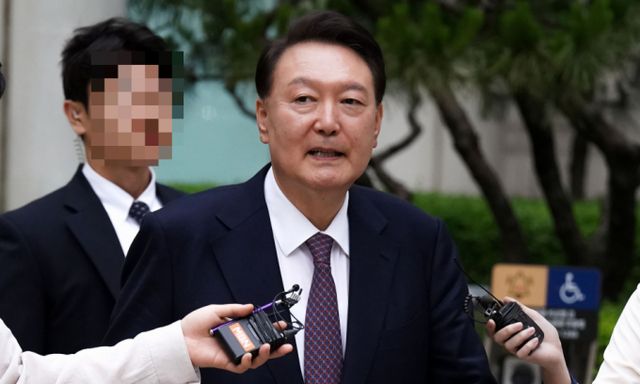 경찰이 윤석열 전 대통령이 3차 소환 요구에도 불출석할 경우 내란 특검과 체포영장 신청 등을 협의할 것으로 보인다. 사진은 윤석열 전 대통령이 내란 우두머리 혐의·직권남용 권리행사 방해 혐의 사건 7차 공판을 마친 뒤 법원을 나서는 모습. /사진=뉴스1