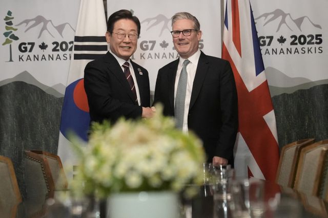 이재명 대통령이 지난 17일(현지시각) G7 정상회의 회원국인 키어 스타머 영국 총리와 대통령 취임 이후 첫 양자회담을 가졌다.사진은 지난 17일 이재명 대통령이 캐나다 앨버타주 카나나스키스 주요 7개국(G7) 정상회의장에서 키어 스타머 영국 총리와 한-영 정상회담을 앞두고 인사를 나누는 모습. /사진=로이터