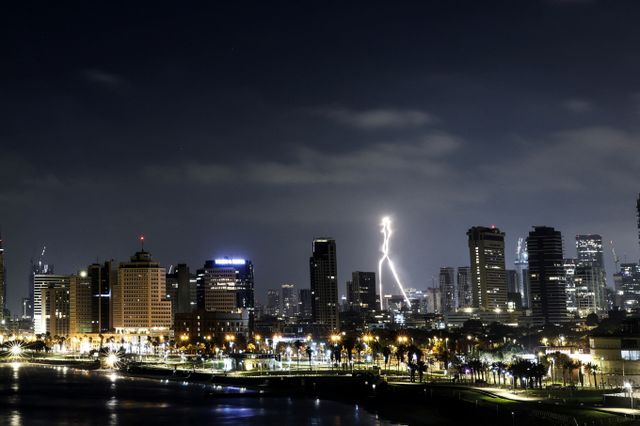 미국이 이스라엘 내 미국 대사관을 폐쇄하고 전 직원들에게 대피령을 내렸다. 사진은 17일(현지시각) 이란이 이스라엘 텔아비브에 미사일을 발사한 모습. /사진=로이터 