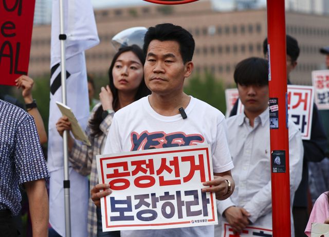전한길씨가 부정선거 의혹을 제기하며 결정적 제보에 10억원을 지급하겠다고 파격 제안했다. 사진은 전한길씨가 지난 30일 공정선거 보장을 촉구하는 보수단체 집회에 참가한 모습. /사진=뉴시스