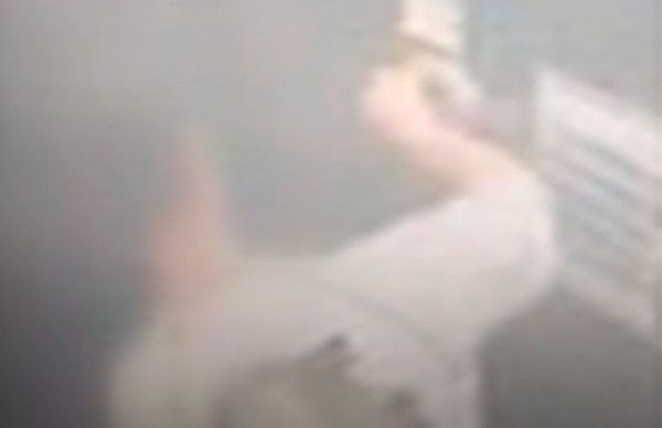 인천 소재 목욕탕에서 남탕과 여탕의 스티커를 바꿔 붙인 20대 남성이 경찰에 붙잡혔다. 사진은 인천 한 목욕탕 엘리베이터에서 남탕, 여탕 스티커를 바꿔 붙이는 남성 모습. /사진=JTBC 캡처