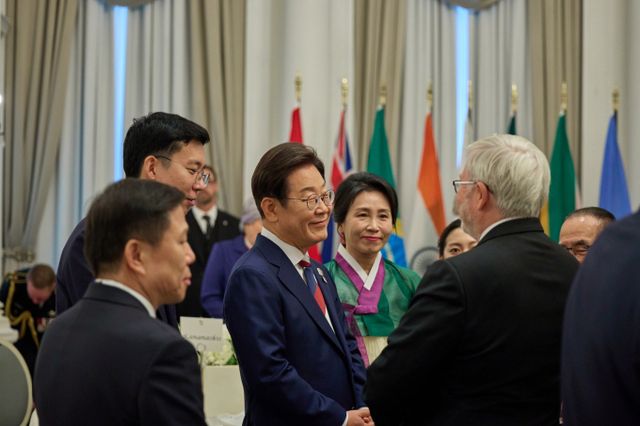 G7 정상회의에 참석한 이재명 대통령 내외가 리셉션 만찬에서 각국 정상들과 친교를 다지는 시간을 가졌다. 사진은 지난 16일(현지시각) 이재명 대통령(정중앙)과 부인 김혜경 여사가 캐나다 캘거리 소재 한 호텔에서 열린 다니엘 스미스 앨버타주 수상 주재 G7 초청국 리셉션에 참석한 모습. /사진=뉴시스(공동취재)