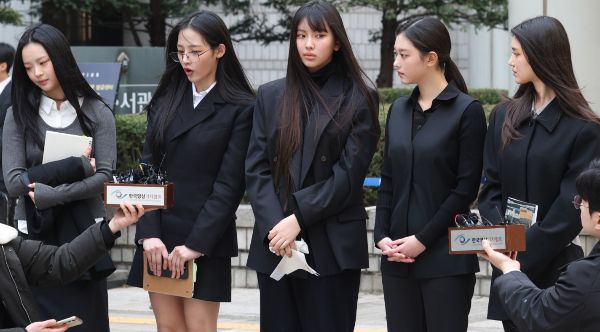 뉴진스 멤버들이 독자 활동을 금지한 법원 결정에 불복해 즉시항고했지만 기각당했다. 사진은 그룹 뉴진스(NJZ 하니, 민지, 혜인, 해린, 다니엘)가 지난 3월7일 오후 서울 서초구 서울중앙지방법원에서 열린 '어도어, 뉴진스 상대 기획사 지위보전 및 광고계약 체결 등 금지 가처분' 심문기일을 마친 후 취재진의 질문에 답변하고 있는 모습. /사진=뉴시스