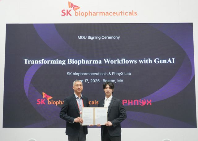 SK바이오팜과 피닉스랩이 AI(인공지능) 관련 MOU(업무협약)를 맺었다. 사진은 유창호 SK바이오팜 전략부문장(왼쪽)과 배민석 피닉스랩 대표. /사진=SK바이오팜