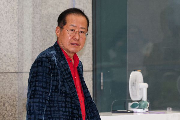 국민의힘 대선 경선에서 패한 후 미국 하와이로 떠났던 홍준표 전 대구시장이 귀국했다. 미국 하와이에 체류했던 홍준표 전 대구시장이 인천국제공항 제1터미널을 통해 귀국하는 모습. /사진=뉴시스