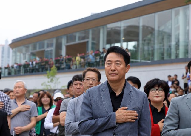 오세훈 서울시장이 최근 김용태 국민의힘 비상대책위원장과 권영진·김재섭 국민의힘 의원, 이준석 개혁신당 의원과 만났다. 사진은 지난 16일 오 시장이 서울 강북구 수유동 우이천에서 열린 수변활력거점 조성사업 개장식에서 국민의례를 하는 모습. /사진=뉴스1