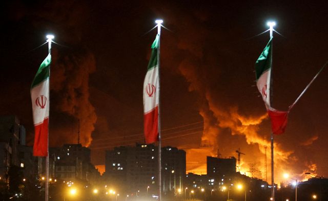 중동국가 이스라엘과 이란간의 무력충돌이 5일째를 이어가고 있다. 사진은 지난 15일(현지시각) 이스라엘의 공습을 받은 이란 이란 샤란 석유 저장소가 공격으로 불과 연기가 피어오르는 모습. /사진=로이터