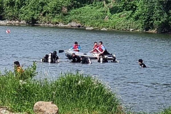 강원 홍천강에서 물에 빠져 실종된 10대 남학생이 실종 지점 인근 물속에서 발견돼 인양됐다. 사진은 강원 홍천강 실종자 수색 현장. /사진=뉴스1(홍천소방서 제공)