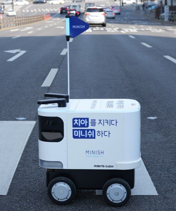 미니쉬테크놀로지의 '미니쉬 운반로봇'이 자율주행 기능을 통해 횡단보도를 건너 수복물을 운반하고 있다. /사진=미니쉬테크놀로지
