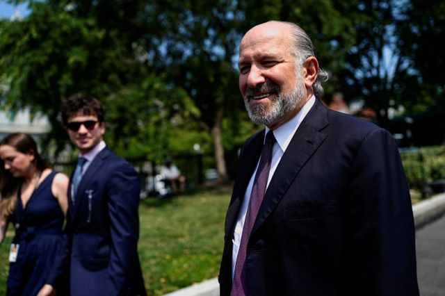 도널드 트럼프 미국 대통령이 공개한 투자이민비자 '골드카드'가 접수 개시 5일 만에 희망 등록자 7만명을 돌파했다. 사진은 지난 11일(현지시각) 하워드 러트닉 미국 상무부 장관이 미국 워싱턴D.C 백악관을 걷는 모습. /사진=로이터 