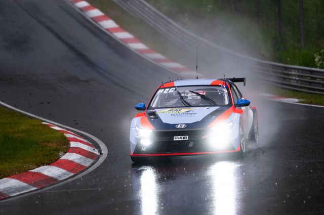 현대차 고성능 브랜드 '현대 N'이 '뉘르부르크링 24시 내구레이스'에 10년 연속 나선다. 사진은 '2025 뉘르부르크링 24시 내구레이스' TCR 클래스에 출전 예정인 현대차 유럽팀의 830번 '엘란트라 N TCR' 경주차. /사진=현대차