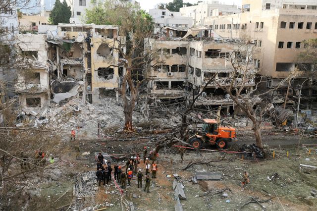 지난 16일 이란의 미사일 공격 이후 폐허가 된 이스라엘 텔아비브의 건물 모습. / 사진=로이터