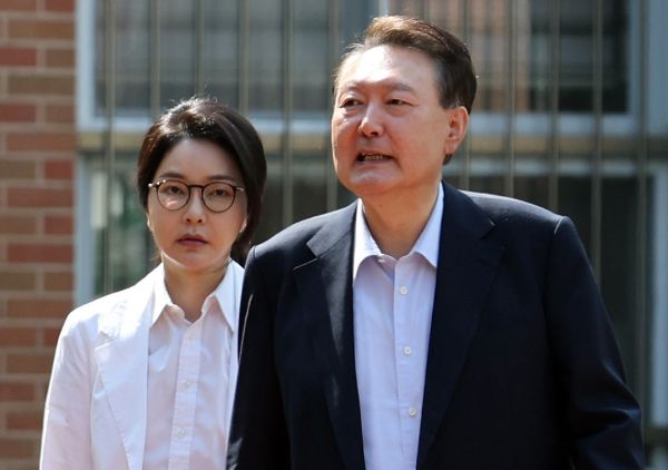 검찰이 김건희 여사가 주가조작 사실을 인지한 정황이 담긴 녹음 파일을 대량 확보한 것으로 알려졌다. 사진은 윤석열 전 대통령과 김건희 여사가 제21대 대통령 선거 투표를 위해 서울 서초구 원명초등학교에 마련된 서초4동 제3투표소를 찾은 모습. /사진=뉴스1