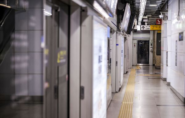 서울 성북구 지하철 6호선에서 한 남성이 방화를 시도한다는 신고가 접수돼 경찰이 추적에 나섰다. 사진은 서울 중구 지하철역 플랫폼으로 기사 본문과는 무관함. /사진=뉴시스