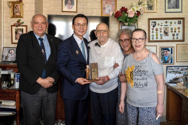 신익현(왼쪽 두번재) LIG넥스원 대표가 UN군 참전용사 세르주 아르샹보씨(왼쪽 세번째) 자택을 방문해 감사패 및 기념품을 전달했다. /사진=LIG넥스원