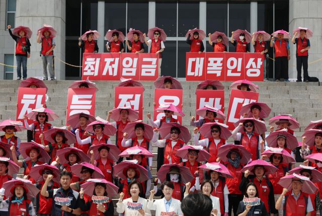 18일 서울 여의도 국회 본청 계단 앞에서 열린 6.18 돌봄노동자 하루멈춤 투쟁 기자회견에서 이수진 더불어민주당 의원, 진보당 전종덕, 정혜경 의원과 서비스연맹 전국돌봄서비스노조 조합원들이 구호를 외치고 있다. / 사진=뉴시스 고승민 기자 /사진=고승민