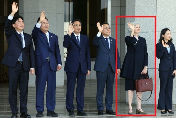  재명 대통령을 배웅한 이들 가운데 두루마기 한복을 입은 주한 캐나다 대사가 손을 흔드는 장면이 화제가 되고 있다. 사진은 강훈식 대통령 비서실장(왼쪽부터)과 김병기 더불어민주당 원내대표, 우상호 정무수석, 고기동 행정안전부 장관 직무대행, 타마라 모휘니 주한 캐나다 대사 등이 G7 정상회의 참석을 위해 캐나다로 출국하는 이재명 대통령을 배웅하는 모습. /사진=뉴스1