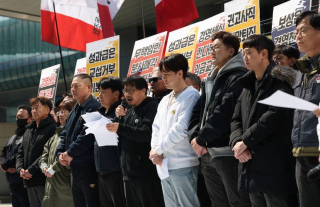 카카오 노조가 지난 3월 경기 성남시 분당구 카카오 판교아지트 정문 앞에서 포털 '다음' 서비스를 담당하는 사내독립기업(CIC)의 별도 법인 분사 반대 기자회견을 하고 있다. /사진=뉴스1