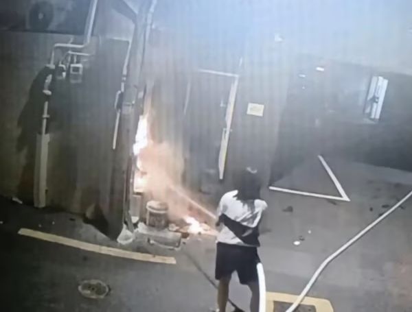 오피스텔 화재를 초기 진압한 20대 여성 2명에게 박수가 쏟아지고 있다. 사진은 오피스텔 화재를 초기에 진압하는 여성의 모습. /사진=뉴스1(사하소방서 제공)