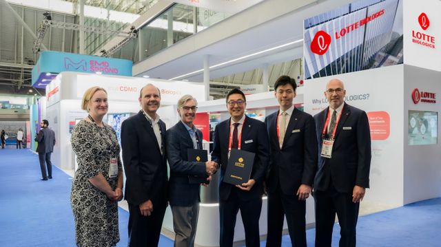 롯데바이오로직스가 오티모 파마와 수주 계약을 맺었다. 사진은 기념 사진을 촬영하는 양사 경영진. /사진=롯데바이오로직스