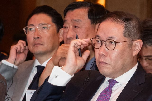 HS효성의 최대주주인 조현상 부회장이 총 19개 회사에 많게는 100%, 적게는 6%대의 지분이 관여돼 자신을 포함한 효성그룹 삼형제에게 모든 수익이 돌아가는 지분 구조를 구축한 것으로 나타났다. 사진은 조 부회장이 지난해 7월 서울 중구 롯데호텔에서 열린 한·베트남 비즈니스 포럼에 참석해 팜 민 찐 베트남 총리의 연설을 듣던 모습. 왼쪽 첫 번째는 조 부회장의 맏형인 조현준 효성그룹 회장. /사진=뉴스1