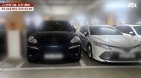 주차 문제로 시작된 갈등이 폭언과 협박으로 이어졌다는 제보가 도착했다. 사진은 주차 선을 밟고 주차한 차와(왼쪽) 협박 피해를 본 차주의 차가 주차된 모습. /사진=JTBC '사건반장 캡처