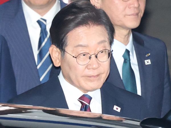 이재명 대통령이 19일 제2차 추가경정예산안을 심의·의결할 예정이다. 사진은 이재명 대통령이 지난 19일 새벽 캐나다에서 열린 주요7개국(G7) 정상회의 참석을 마치고 경기도 성남 서울공항을 통해 귀국해 차량에 오르고 있는 모습. /사진=뉴스1