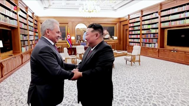 정부가 북한이 러시아에 공병 병력과 군사 건설 인력 총 6000명을 추가 파병하기로 한 것에 대해 엄중 우려를 표하며 중단을 촉구했다. 사진은 김정은 북한 노동당 총비서(오른쪽)가 지난 4일 당 중앙위원회 본부청사에서 푸틴 러시아 대통령의 위임에 따라 러시아 안전이사회대표단을 이끌고 방북한 세르게이 쇼이구 러시아 국가 안보회의 서기를 접견했다고 조선중앙TV가 지난5일 보도한 모습. /사진=뉴시스(조선중앙TV 캡쳐)