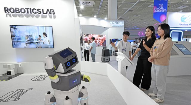 현대차그룹이 AI 엑스포 'MARS 2025'에 참가해 AI를 활용한 다양한 첨단 기술을 공개했다. 사진은 '온 디바이스 VLM 기술'이 적용된 서비스 안내 로봇 '달이'(DAL-e)가 고객의 옷차림 등을 파악해 맞춤형 인사를 건네는 모습. /사진=현대차그룹