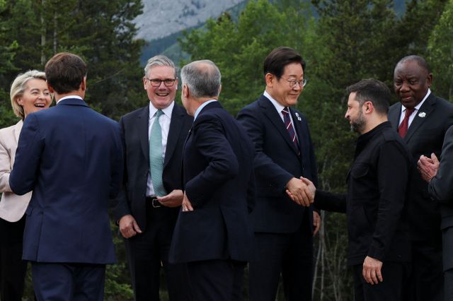 이재명 대통령이 안토니우 코스타 유럽연합(EU) 정상회의 상임의장, 우르술라 폰 데어 라이엔 EU 집행위원장과의 정상회담을 진행했다. 사진은 이 대통령(오른쪽 세번째)이 지난 17일(현지시각) 캐나다 앨버타주 카나나스키스 주요 7개국(G7) 정상회의장에서 의장국 마크 카니 캐나다 총리, 초청국 정상들과 함께 기념 촬영을 하는 모습. /사진=로이터 