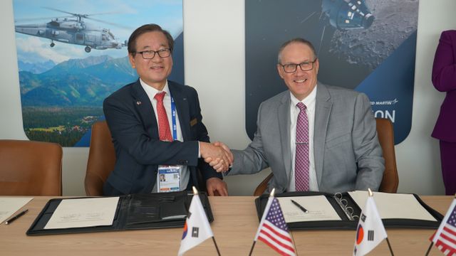 강구영(왼쪽) KAI 사장과 프랭크 세인트 존 록히드마틴 COO가 전략적 협력분야 확장을 위한 MOU를 맺었다. /사진=KAI