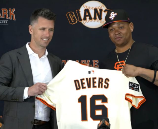 샌프란시스코 자이언츠에 합류한 라파엘 데버스가 어떤 포지션이라도 뛰겠다는 각오를 드러냈다. 사진은 18일(한국시각) 입단 기자회견에 나선 데버스(오른쪽)의 모습. /사진=샌프란시스코 자이언츠 인스타그램 캡처
