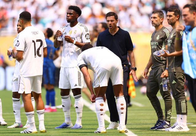 레알 마드리드가 클럽월드컵 첫 경기에서 알 힐랄과 무승부를 거뒀다. 사진은 19일(한국시각) 미국 플로리다주 마이애미 가든슨 히드록 스타디움에서 열린 2025 국제축구연맹(FIFA) 클럽월드컵 조별리그 H조 1차전 알 힐랄과의 경기에서 전술 지시를 내리고 있는 사비 알론소 레알 마드리드 감독(가운데)의 모습. /사진=로이터