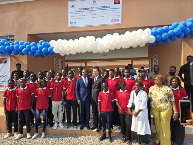 17일(현지시각) 앙골라 콴자 노르테주 루깔라시 교육양성학교에서 문을 연 이러닝 교육센터 준공식에서 최광진 주앙골라 대한민국 대사, 주앙 디오고 가스파르 콴자 노르테 주지사가 교사양성학교 학생들과 함께 기념사진을 찍고 있다. /사진=코이카