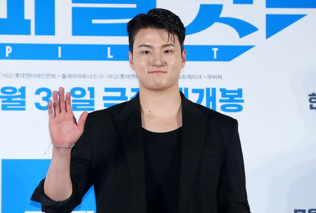 배우 신승호가 십자인대 파열로 군 면제 판정을 받았다고 밝혔다. 사진은 신승호가 지난해 6월26일 서울 광진구 롯데시네마 건대입구에서 열린 영화 '파일럿'(감독 김한결) 제작보고회에서 포즈를 취한 모습. /사진=뉴시스