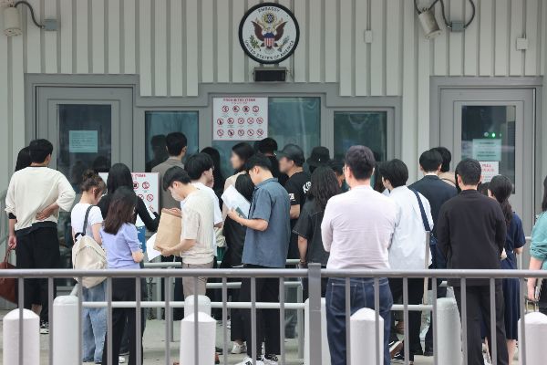 미국 국무부가 유학생 비자 인터뷰를 재개하고 SNS 계정을 검토하는 등 엄격한 관련 지침을 도입한다. 사진은 서울 주한미국대사관 앞에 시민들이 미국 비자심사를 받기 위해 줄지어 서 있는 모습. /사진=뉴스1