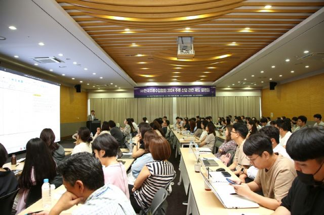 한국주류수입협회가 지난해 7월 진행한 ‘2024 주류산업 관련 제도 설명회’에 주류업계 관계자 및 일반인이 참석했다. /사진=한국주류수입협회